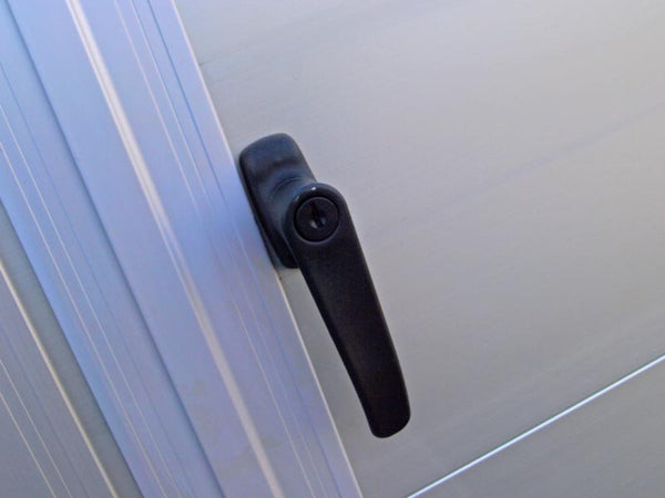Portes avec verrou au lieu de la fermeture à levier