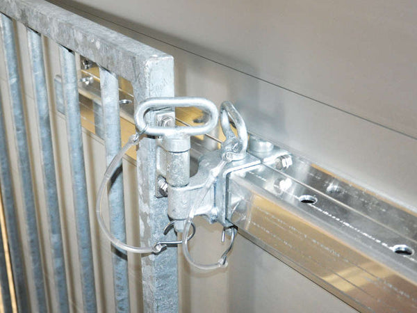 Grille de séparation réglable transversalement et pivotante